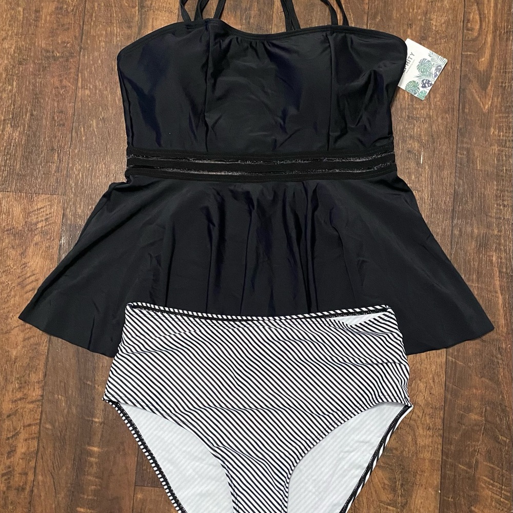NWT Swimsuit 2 pieces Size M.